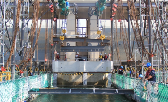 鋼絲繩電動葫蘆吊裝,倒鏈微調,確保導流墩預制塊精準安裝