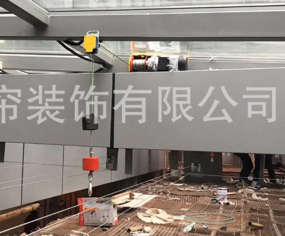 利用鋼絲繩電動(dòng)葫蘆吊裝商場廣場幕墻玻璃施工方案