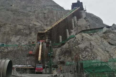 電動環(huán)鏈葫蘆提升皮帶機航架,解決黃藏寺水利工程混凝土入倉難題