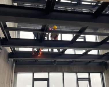 南岳麓區(qū)利用鋼絲繩電動葫蘆轉運違建鋼結構材料