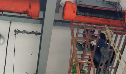 水庫管理人員進(jìn)行閘門電動葫蘆更換工作