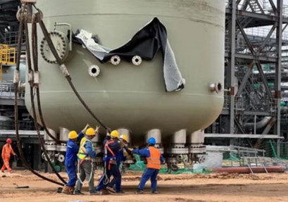 炎熱夏季,化工廠利用群吊電動葫蘆吊裝罐頂