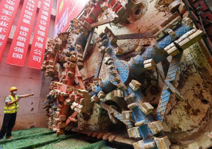 鋼絲繩電動葫蘆在地鐵工程中吊裝混凝土預(yù)制頂管