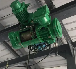 在樓層內用防爆電動葫蘆轉運貨物存在斜拉硬拽的弊端