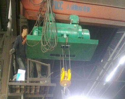 鋼絲繩電動(dòng)葫蘆主梁易吸附塵埃的情況怎么解決